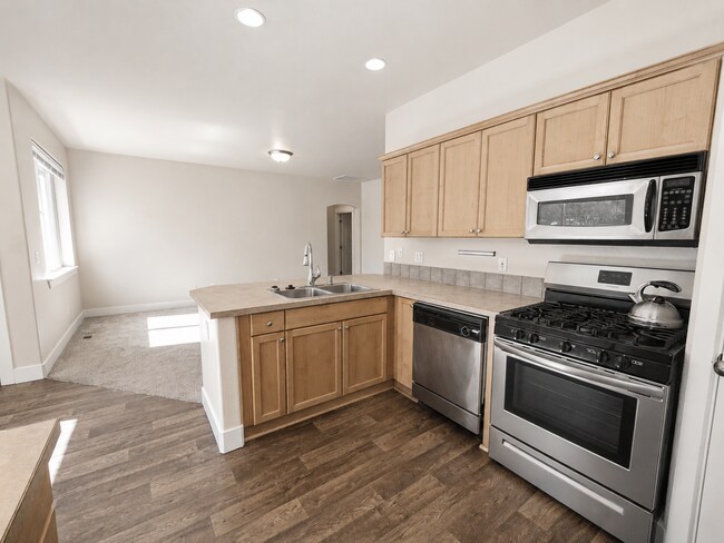 Building Photo - Spacious 3BR Home with Private Yard Near Alpenglow Park