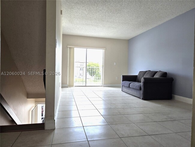 Building Photo - 900 SW 104th Ct