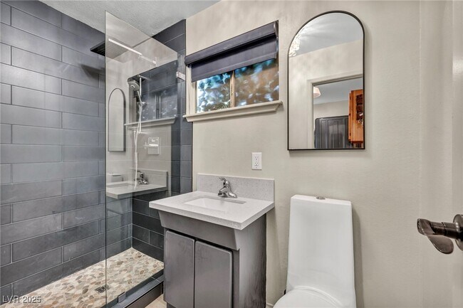 Building Photo - 1601 Eaton Dr