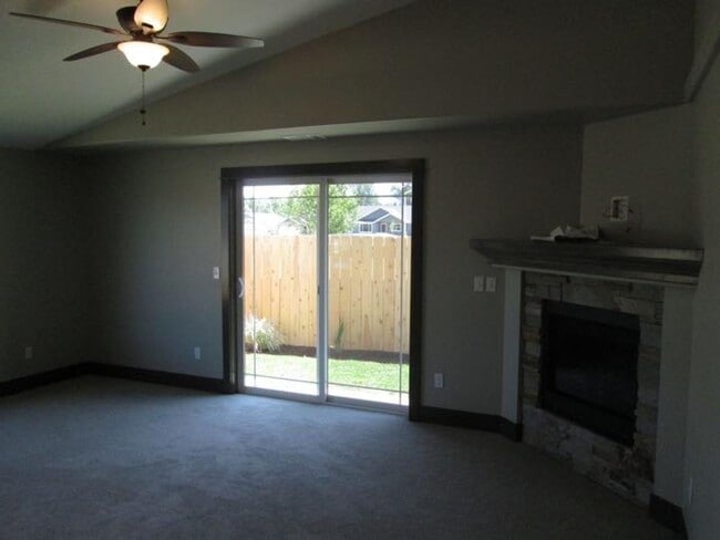 Building Photo - 3BED2BATH - YARD, GARAGE, LAUNDRY HOOKUPS