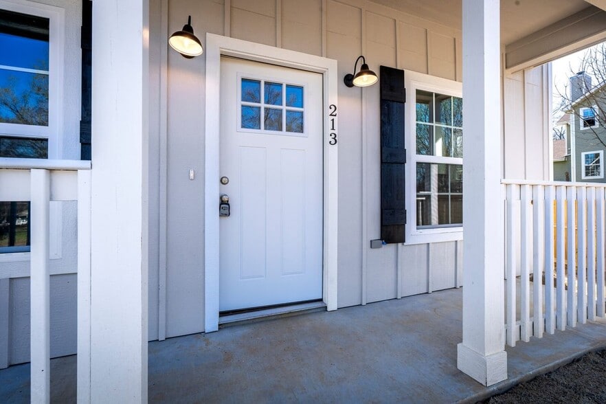 Building Photo - 213 Lomond St