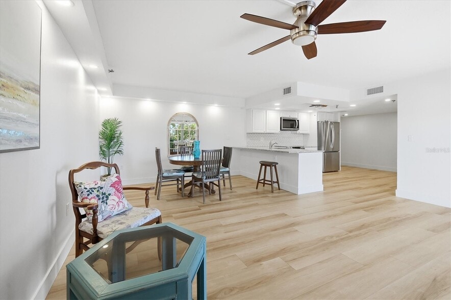 Building Photo - 7430 Sunshine Skyway Ln S