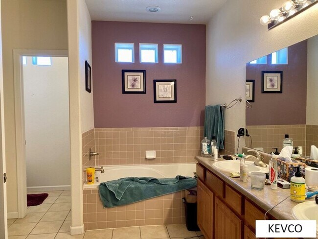 Building Photo - Three Level Townhouse with Attached Two Car Garage!