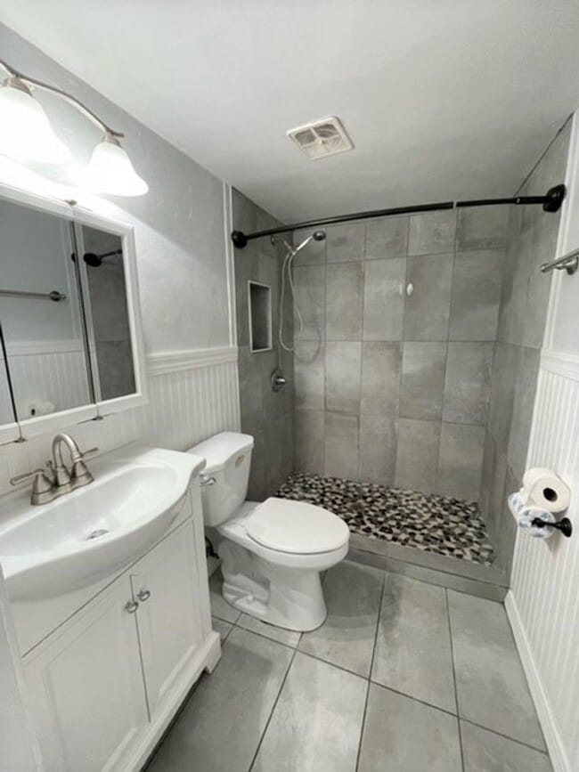 Building Photo - 2 Bedroom 1 Bath condo w/ open floor plan ...