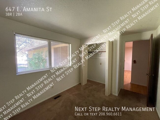 Building Photo - 647 E Amanita St