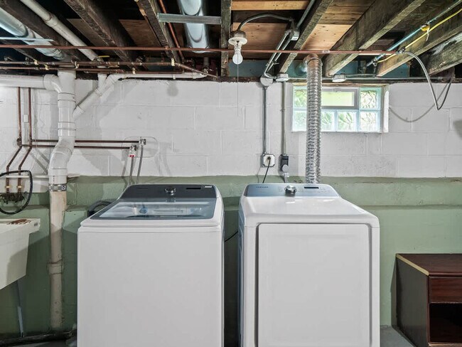 Building Photo - 679 Washington St