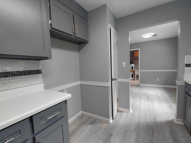 Building Photo - 208 Woodcarver Trail