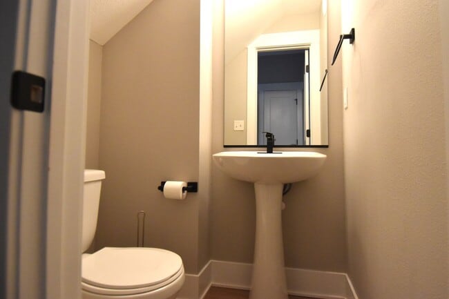 Building Photo - 3 Bedroom Golf Course Townhome