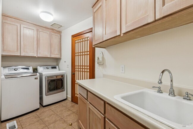 Building Photo - 95 Spring Ln