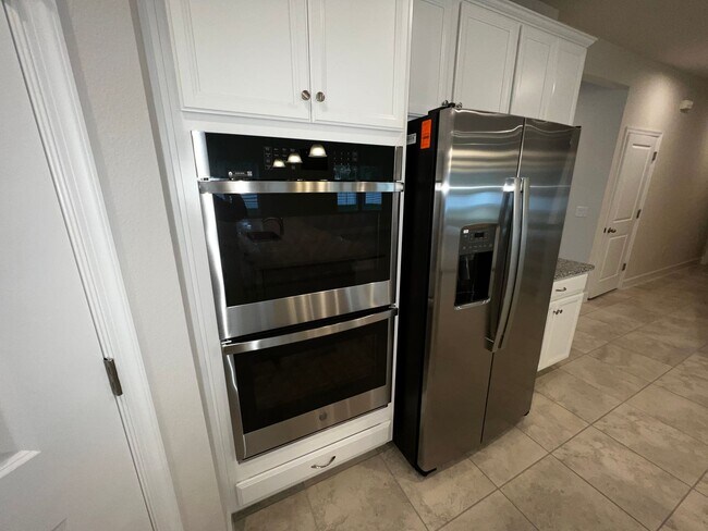 Building Photo - Stunning 5 bedroom 3 bath Winter Haven Home near Lego Land!