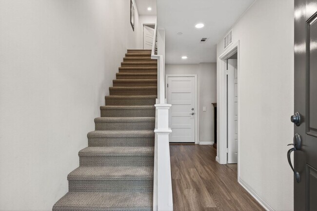 Building Photo - 3-Bed + 3.5-Bath Townhouse | Springville | Camarillo | Unfurnished