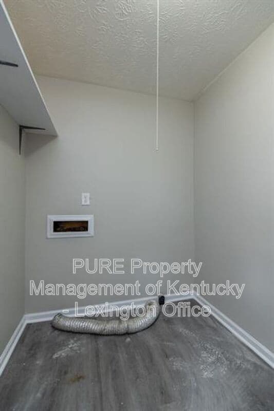 Building Photo - 633 Carver Rd