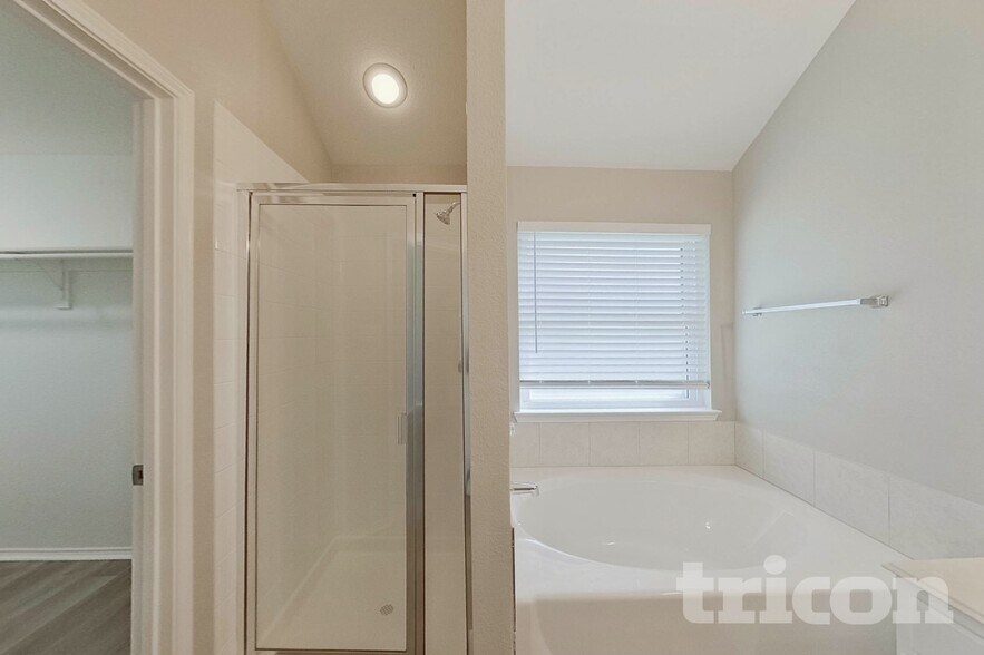 Building Photo - 522 Golden Bell Dr