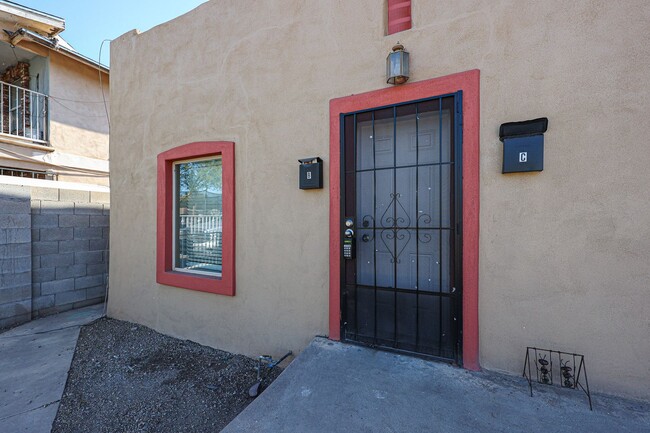 Building Photo - Cute, one bedroom, in  Phoenix, with utili...