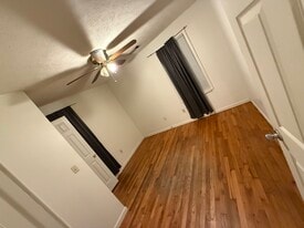 Building Photo - 404 Kenworth St