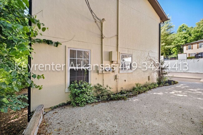 Building Photo - Beautifully renovated 3 bedroom, 2 bath | Fayetteville AR