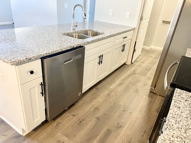 Stainless Steel Appliances - Pheasant Run Apartments