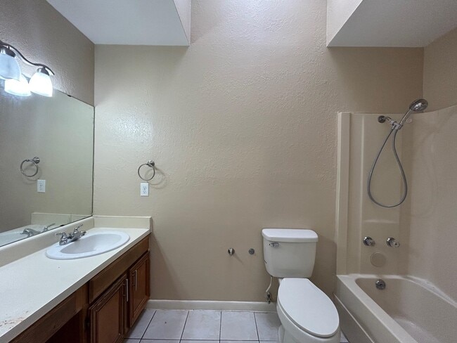 Building Photo - 8623 Oakridge Loop