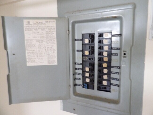 Building Photo - 902 Plaza Dr