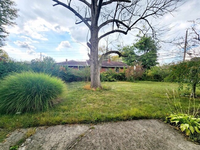 Building Photo - College Hill Rental Available NOW!