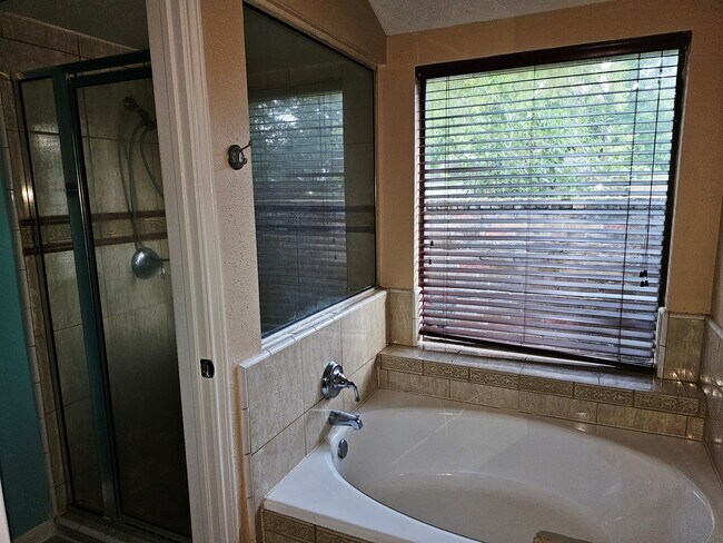 Building Photo - 12110 Hedgedown Dr