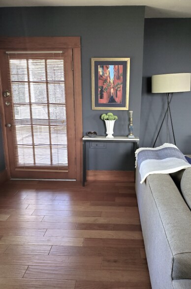 Building Photo - 316 W Victoria St