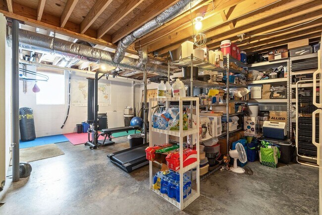 Building Photo - Pet Friendly in Rossview!