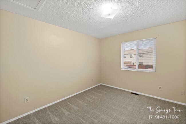 Building Photo - CHARMING 3BD/1.5BA TOWNHOME - NEW CARPET!