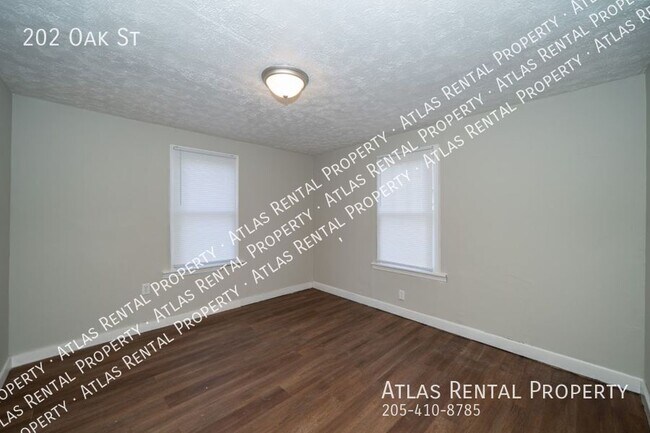 Building Photo - 202 Oak St