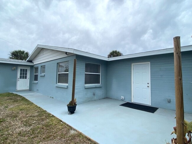 Building Photo - Adorable Beachside Bungalow!