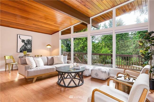 Building Photo - Newport Hills 3bed/1bath Home!