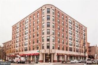 Building Photo - Modern 3 Bed 2 bath condo WITH 2 PARKING S...