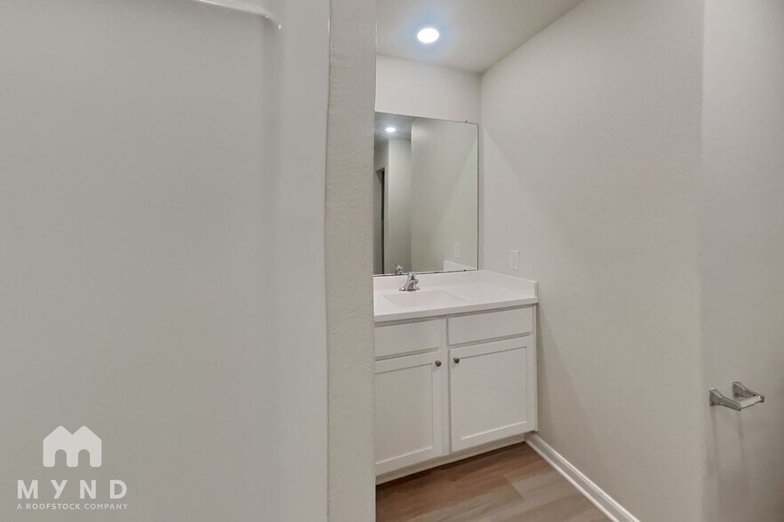 Building Photo - 10397 Sweetwater Creek Dr