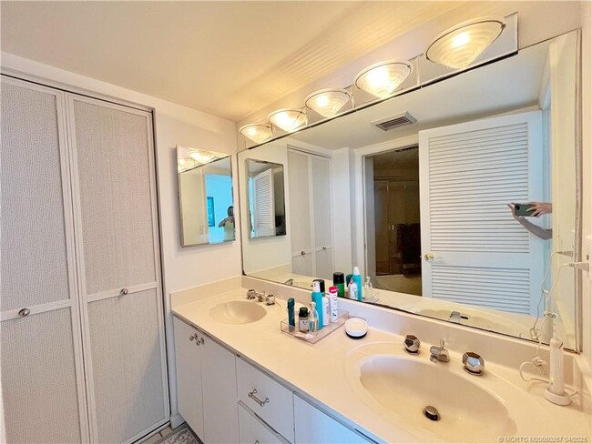 Building Photo - 9500 S Ocean Dr