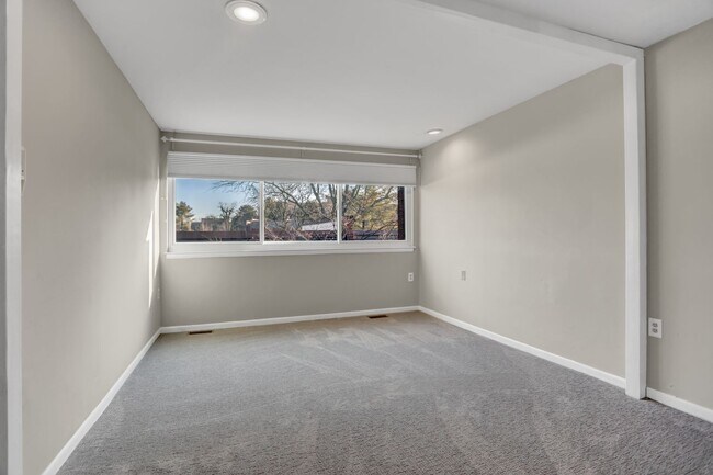 Building Photo - AMAZING SPACIOUS END UNIT TOWNHOUSE IN PRIME LOCATION