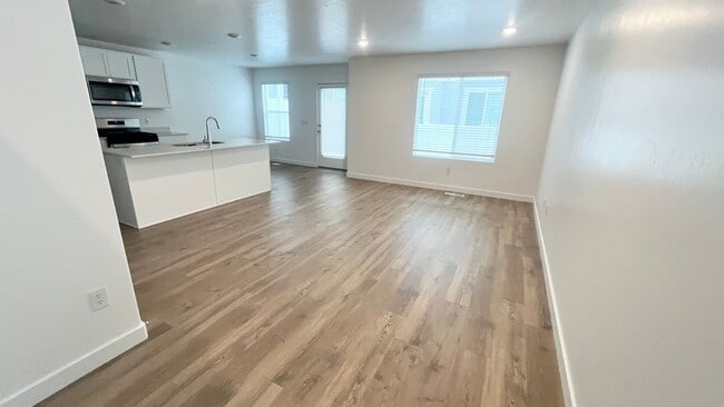 Building Photo - 3 Bedroom/2.5 Bathroom Townhouse in Magna