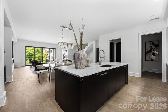 Building Photo - 614 Queens Rd