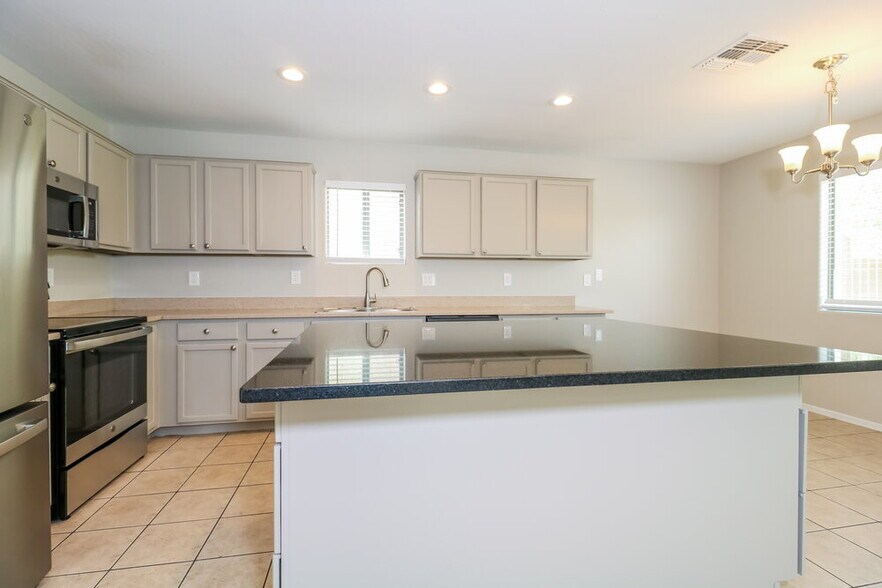 Building Photo - 7412 S 37th Dr