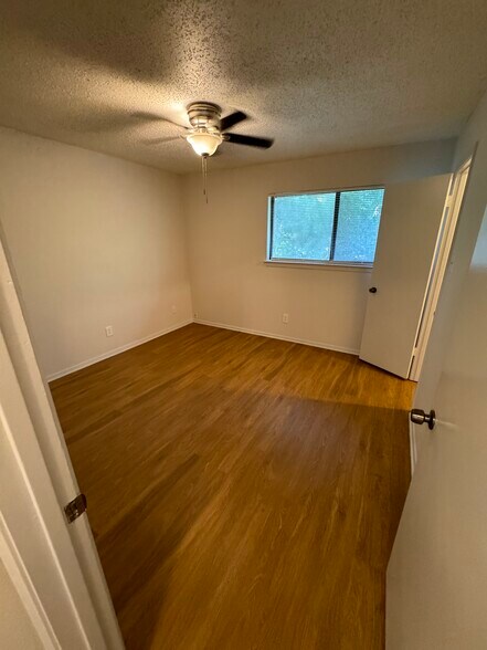 11.5'x11.5' ~130 sq ft bedroom w/ walk-in closet - 7000 Oak Meadow Cir
