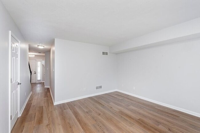 Building Photo - Spacious Updated 2 Bedroom Townhome in Bea...