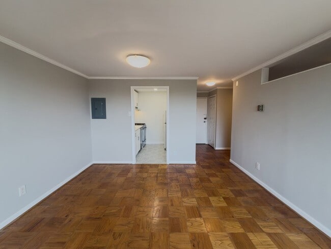 Building Photo - New Price 1,575. Sunny Top Floor Junior On...
