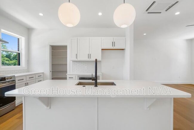 Building Photo - 627 SW C St