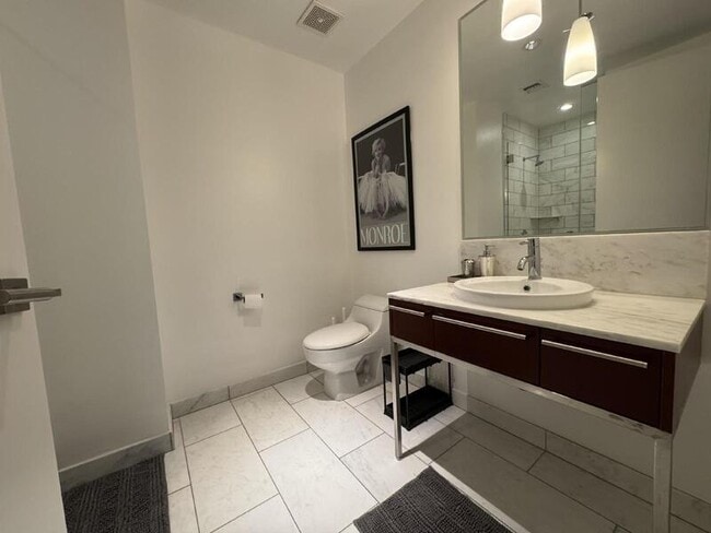 Building Photo - 4471 Dean Martin Dr