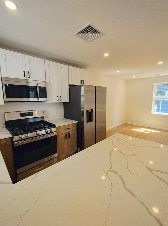 Building Photo - ****Providence/Northside – Brand-New Const...