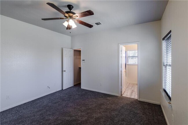 Building Photo - 105 Bluejay Cove