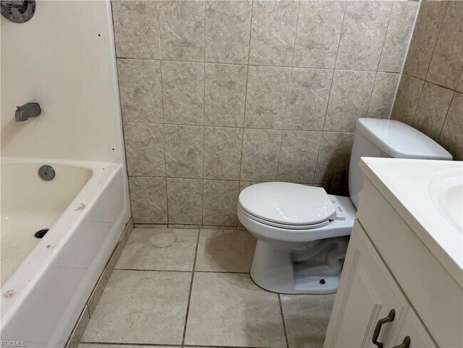 Building Photo - 2328 Country Club Blvd