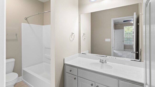 Building Photo - 3 Bedroom Condo in Burbank Estates- Gated ...