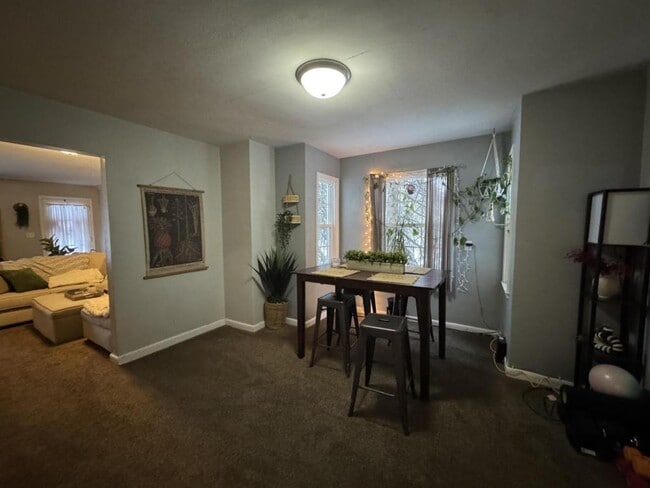 Building Photo - 406 E 9th St