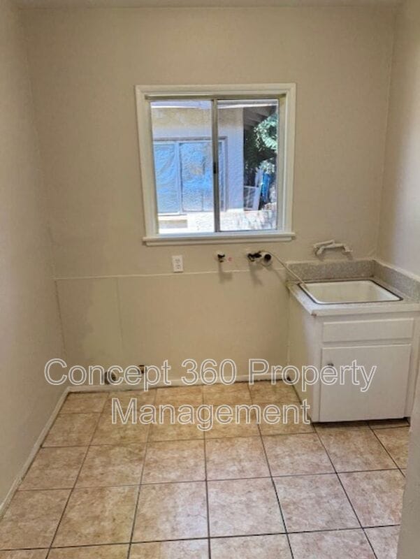 Building Photo - 9332 1/4 ELM VISTA DR