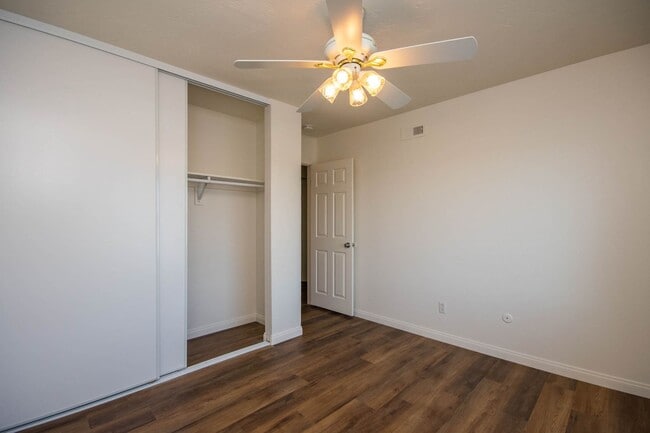 Building Photo - 3BR Townhome with Spacious Fenced Yard!